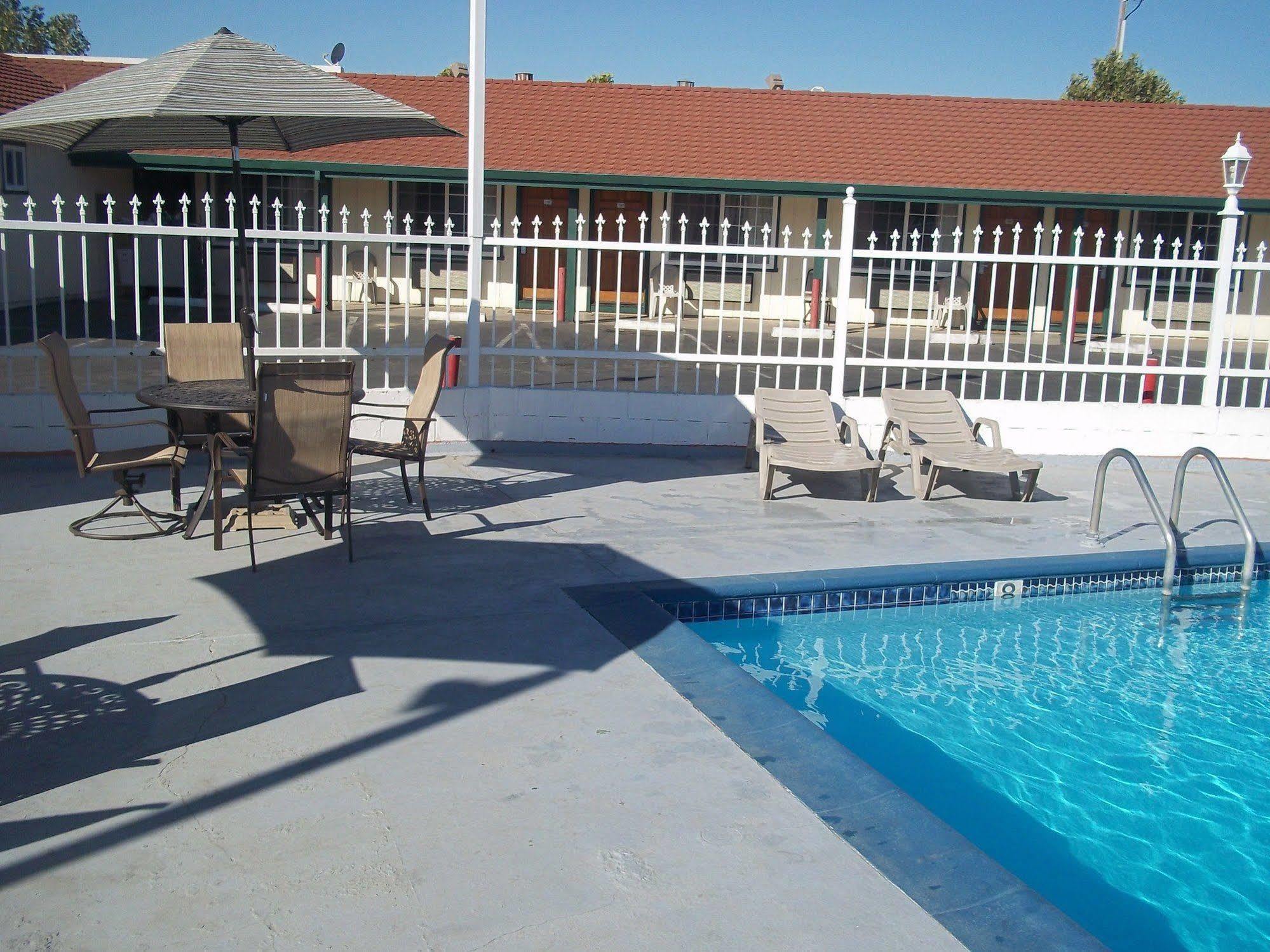 Holiday Motel Oakdale Exterior photo