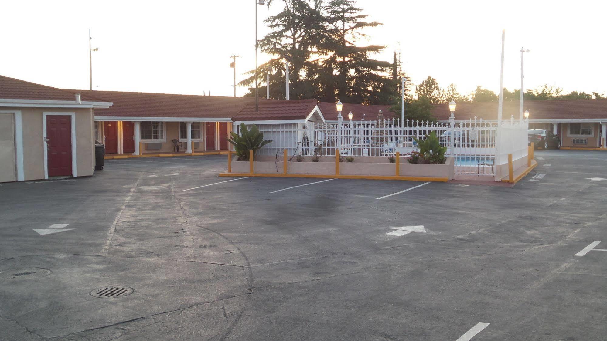 Holiday Motel Oakdale Exterior photo